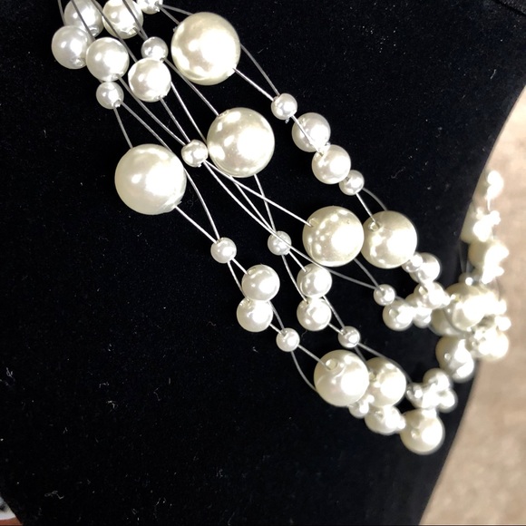 🔶 Floating pearl like necklace w/earrings - Picture 3 of 4